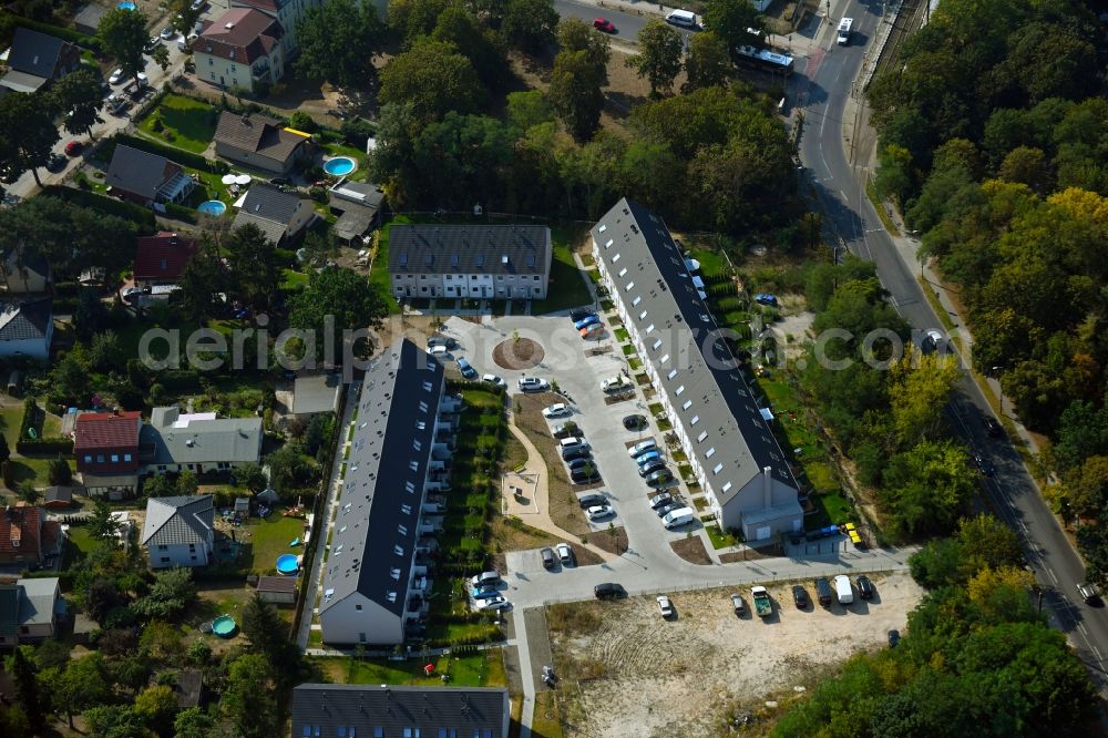 Aerial photograph Berlin - Residential area a row house settlement on Charlotte-von-Mahlsdorf-Ring in the district Mahlsdorf in Berlin, Germany