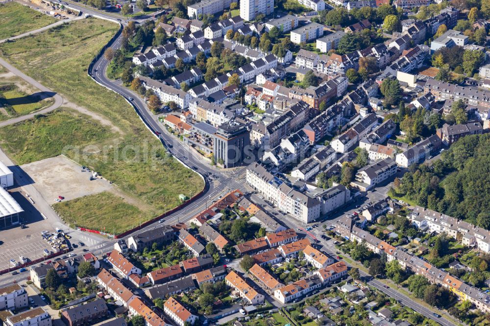 Aerial image Düsseldorf - Multi-family residential area in the form of a terraced house settlement on Heyestrasse in Duesseldorf in district 7 in the federal state of North Rhine-Westphalia, Germany