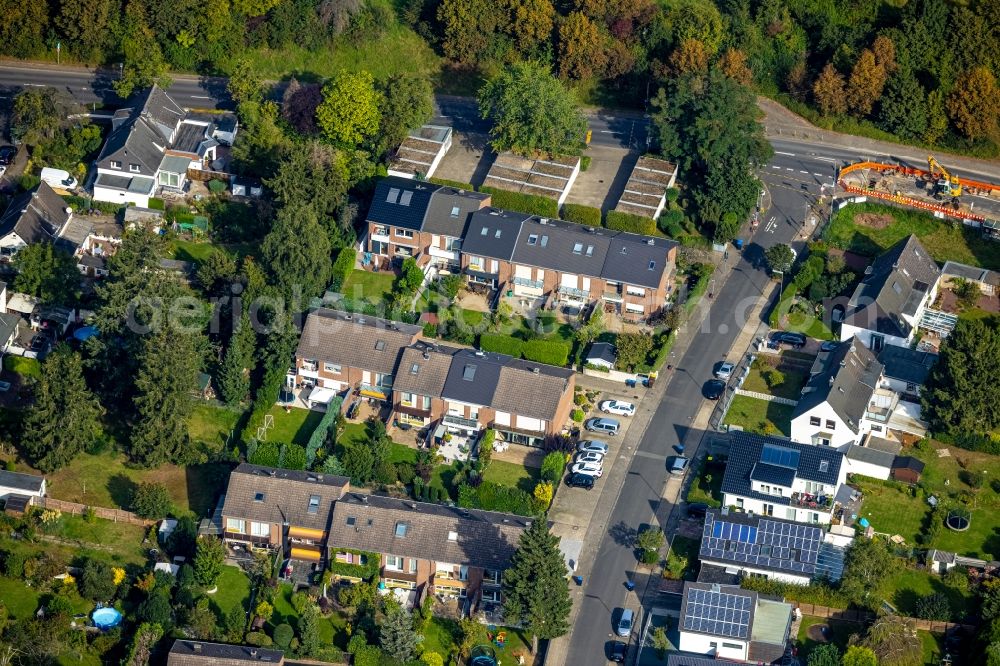 Aerial image Düsseldorf - Residential area a row house settlement with single-family homes on Meisenweg in the district Unterrath in Duesseldorf at Ruhrgebiet in the state North Rhine-Westphalia, Germany