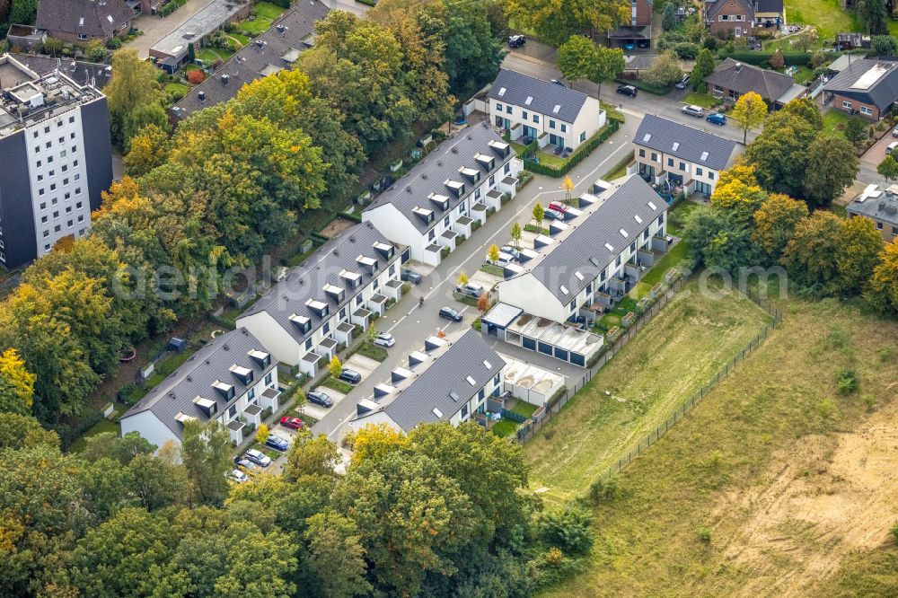 Emmerich am Rhein from above - Multi-family residential area in the form of a row house settlement on street Eibenweg in the district Huethum in Emmerich am Rhein in the state North Rhine-Westphalia, Germany