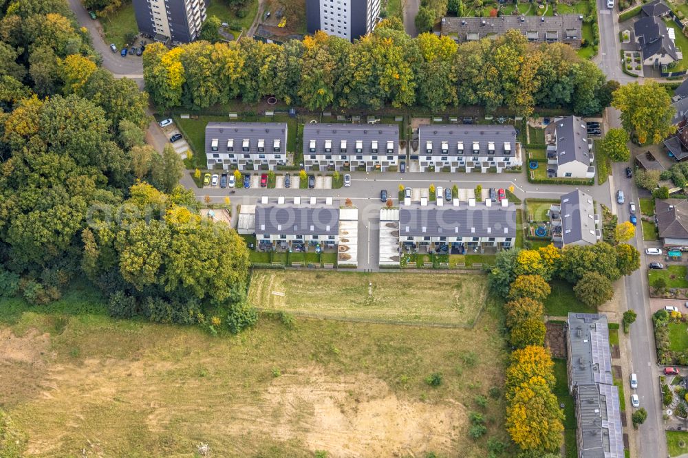 Emmerich am Rhein from the bird's eye view: Multi-family residential area in the form of a row house settlement on street Eibenweg in the district Huethum in Emmerich am Rhein in the state North Rhine-Westphalia, Germany