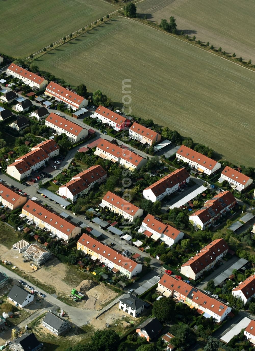 Aerial photograph Rangsdorf - Residential area a row house settlement entlang der Anemonenstrasse und der Wacholder Strasse in Rangsdorf in the state Brandenburg