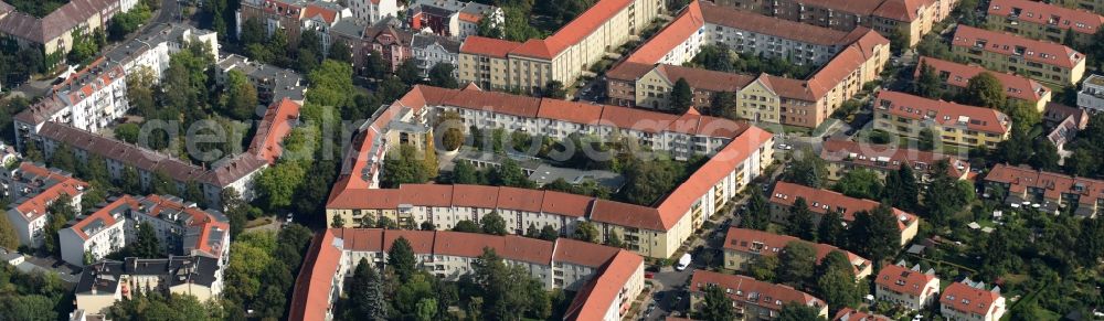 Berlin from above - Residential area a row house settlement entlang der Borkumer Strasse Ecke Zoppoter Strasse in Berlin