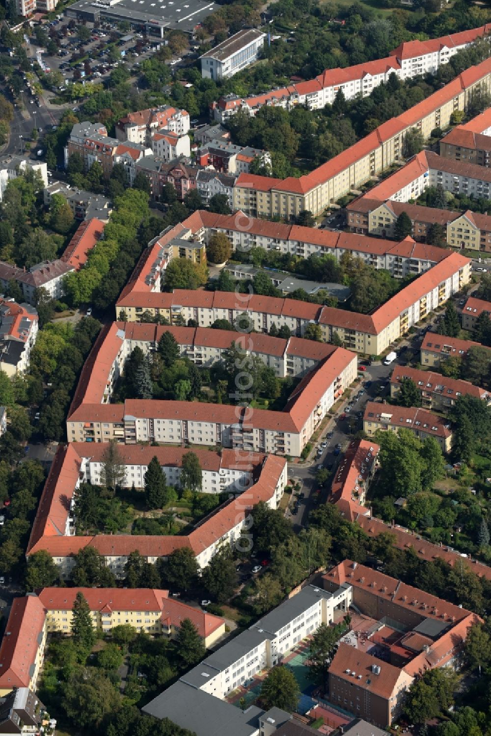 Berlin from the bird's eye view: Residential area a row house settlement entlang der Borkumer Strasse Ecke Zoppoter Strasse in Berlin