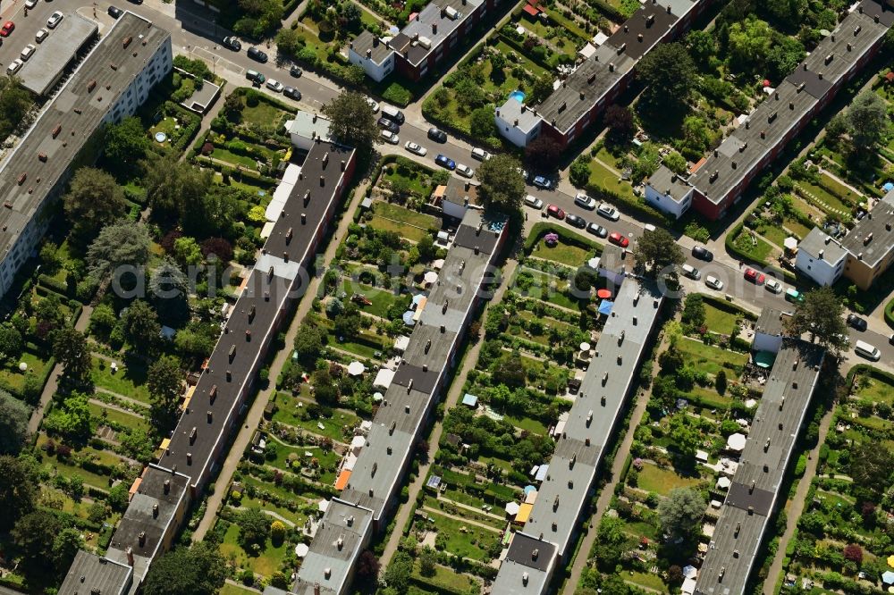 Aerial photograph Berlin - Residential area a row house settlement along the Gielower Strasse in Berlin, Germany