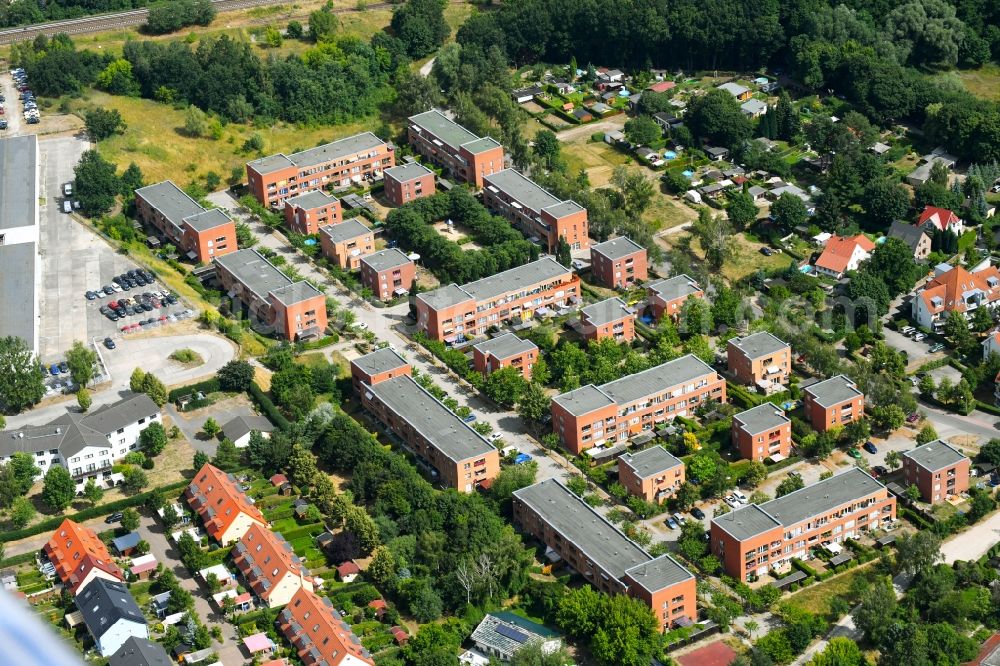 Hoppegarten from above - Residential area a row house settlement along the Jahnstrasse in Hoppegarten in the state Brandenburg, Germany