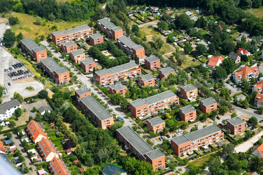 Hoppegarten from the bird's eye view: Residential area a row house settlement along the Jahnstrasse in Hoppegarten in the state Brandenburg, Germany