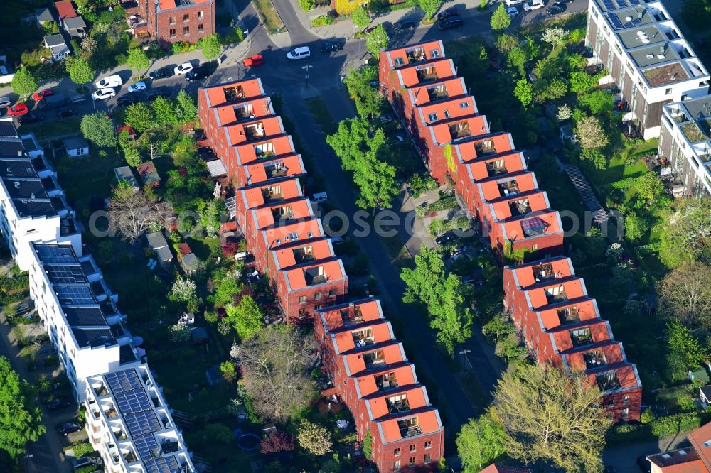 Aerial photograph Berlin - Residential area a row house settlement along the Lina-Morgenstern-Strasse in the district Rummelsburg in Berlin, Germany