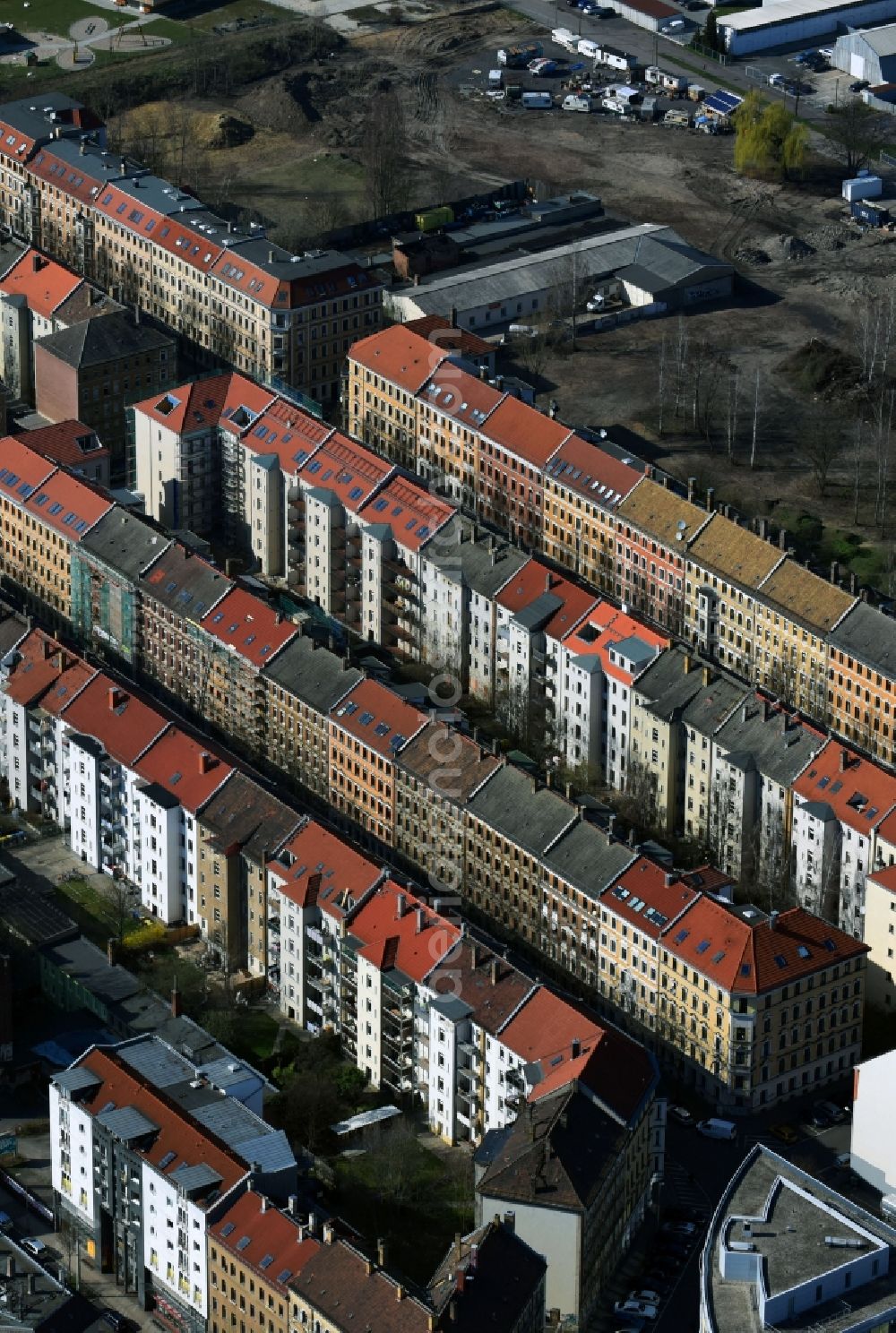 Leipzig from the bird's eye view: Residential area a row house settlement along the Ludwigstrasse in the district Volkmarsdorf in Leipzig in the state Saxony