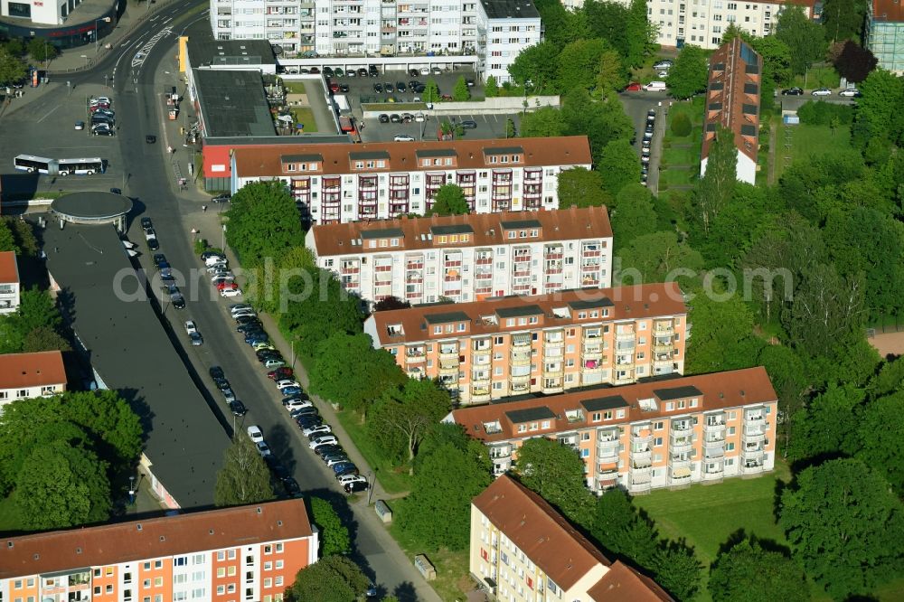 Aerial image Rostock - Residential area a row house settlement along the Walter-Stoecker-Strasse in Rostock in the state Mecklenburg - Western Pomerania, Germany