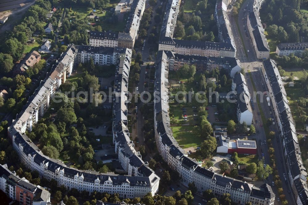 Chemnitz from the bird's eye view: Residential area of a row house settlement along the Zeissstrasse and the Frankenberger Strasse in Chemnitz in the state Saxony