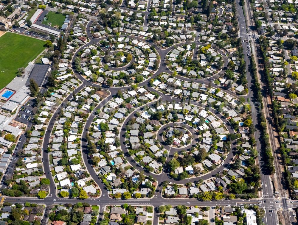 Palo Alto from above - Residential area a row house settlement Fairmeadow on Roosvelt Circle in Palo Alto in California, USA