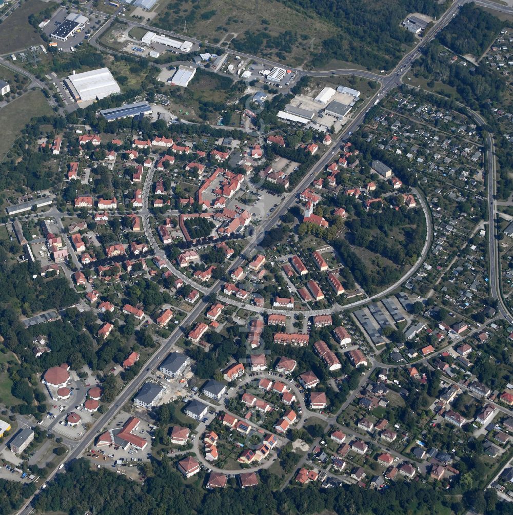 Aerial photograph Senftenberg - Multi-family residential area in the form of a row house settlement Gartenstadt Marga on place Platz des Friedens in the district Brieske in Senftenberg in the state Brandenburg, Germany