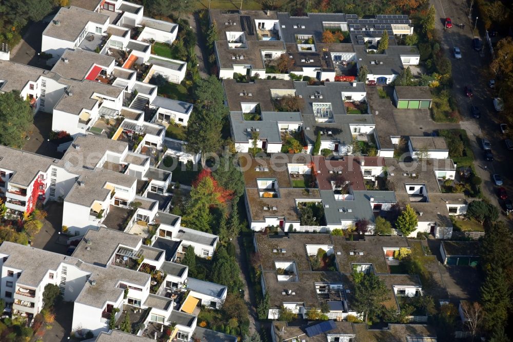 Aerial image Berlin - Residential area a row house settlement Grethe-Weiser-Weg - Kranzallee - Tapiauer Allee in the district Charlottenburg in Berlin, Germany