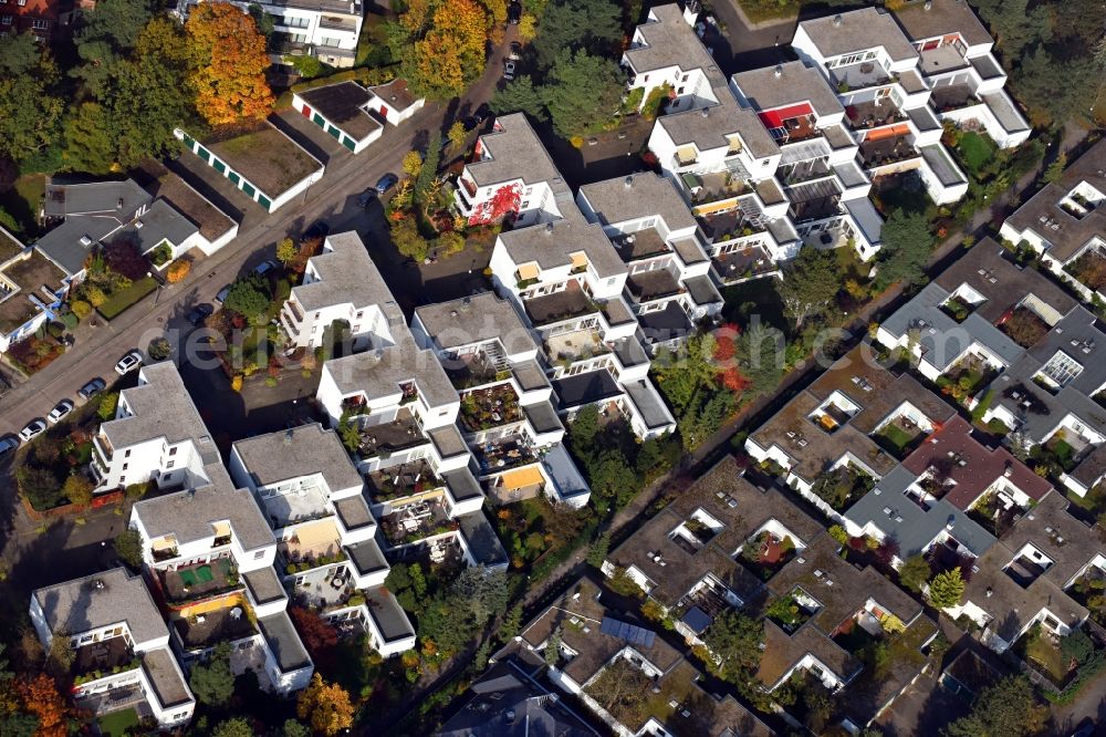 Berlin from above - Residential area a row house settlement Grethe-Weiser-Weg - Kranzallee - Tapiauer Allee in the district Charlottenburg in Berlin, Germany