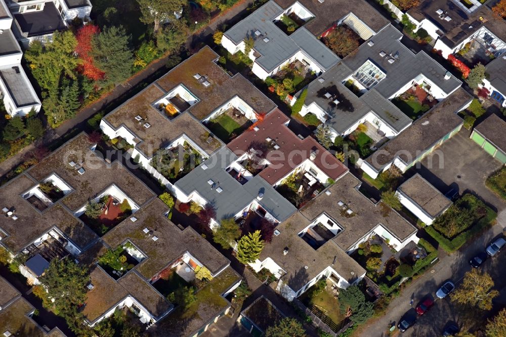 Berlin from the bird's eye view: Residential area a row house settlement Grethe-Weiser-Weg - Kranzallee - Tapiauer Allee in the district Charlottenburg in Berlin, Germany