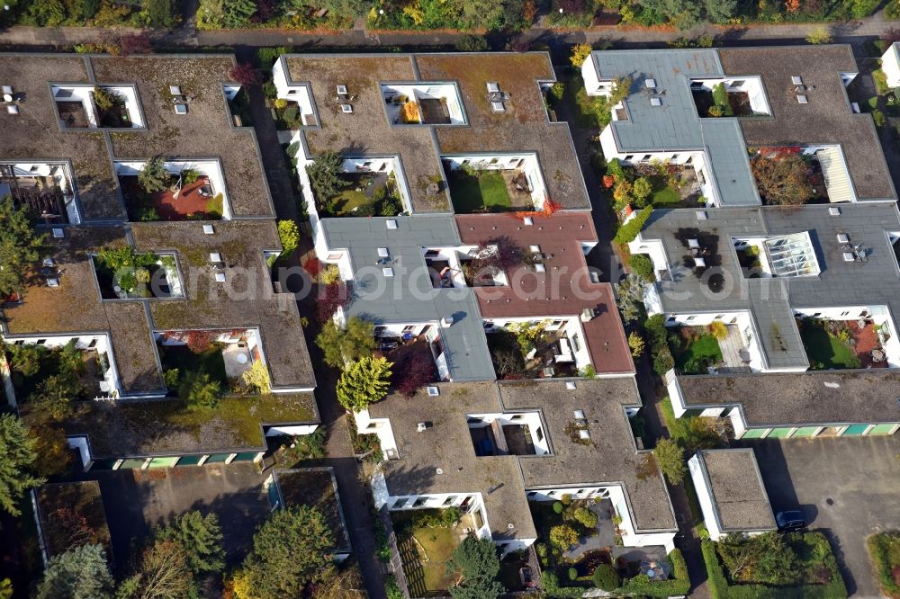 Aerial image Berlin - Residential area a row house settlement Grethe-Weiser-Weg - Kranzallee - Tapiauer Allee in the district Charlottenburg in Berlin, Germany