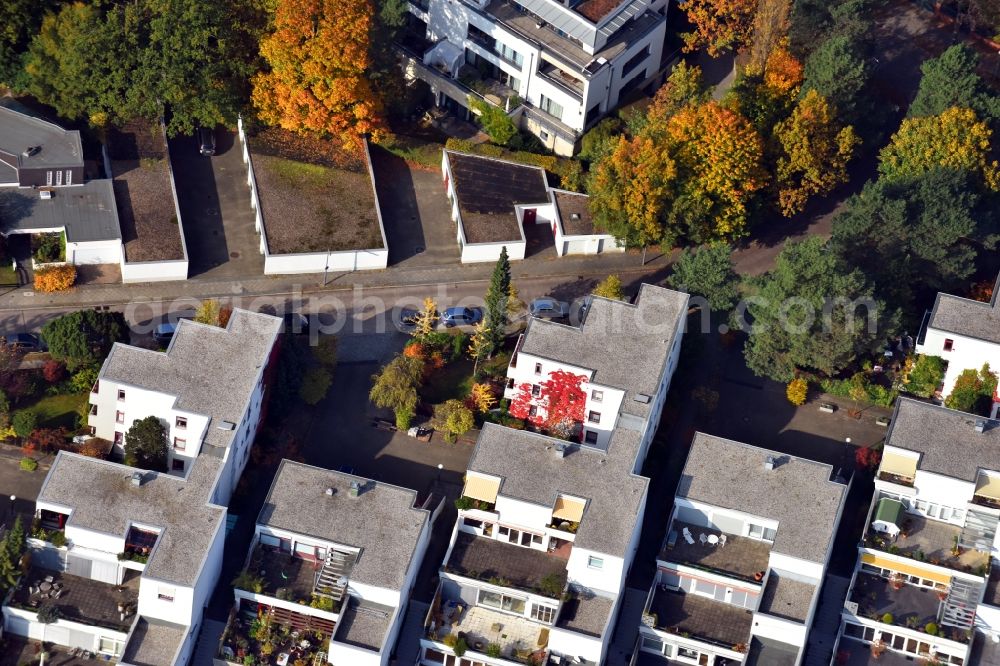 Berlin from above - Residential area a row house settlement Grethe-Weiser-Weg - Kranzallee - Tapiauer Allee in the district Charlottenburg in Berlin, Germany