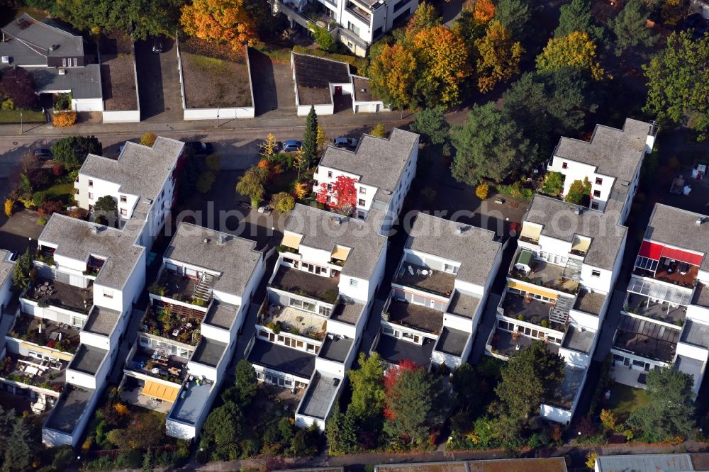 Berlin from the bird's eye view: Residential area a row house settlement Grethe-Weiser-Weg - Kranzallee - Tapiauer Allee in the district Charlottenburg in Berlin, Germany