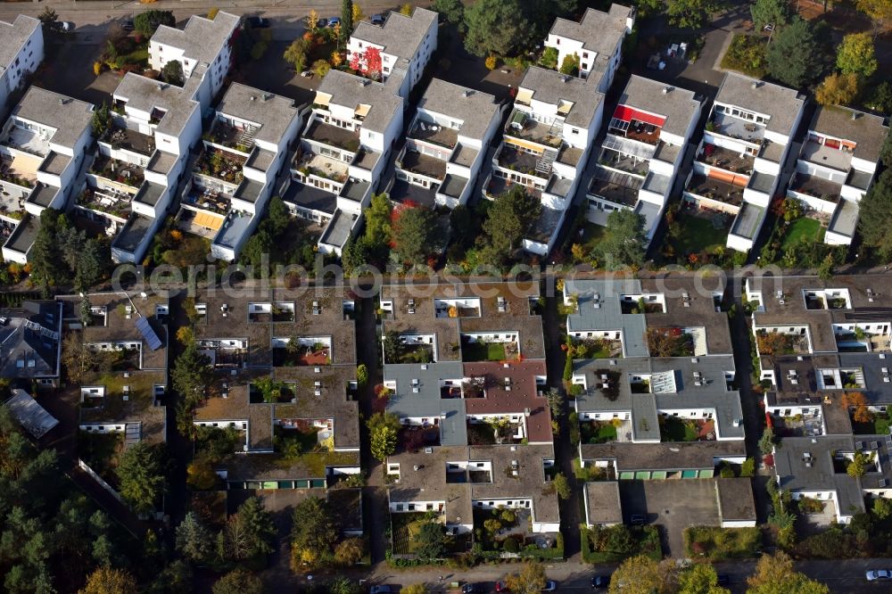 Aerial image Berlin - Residential area a row house settlement Grethe-Weiser-Weg - Kranzallee - Tapiauer Allee in the district Charlottenburg in Berlin, Germany