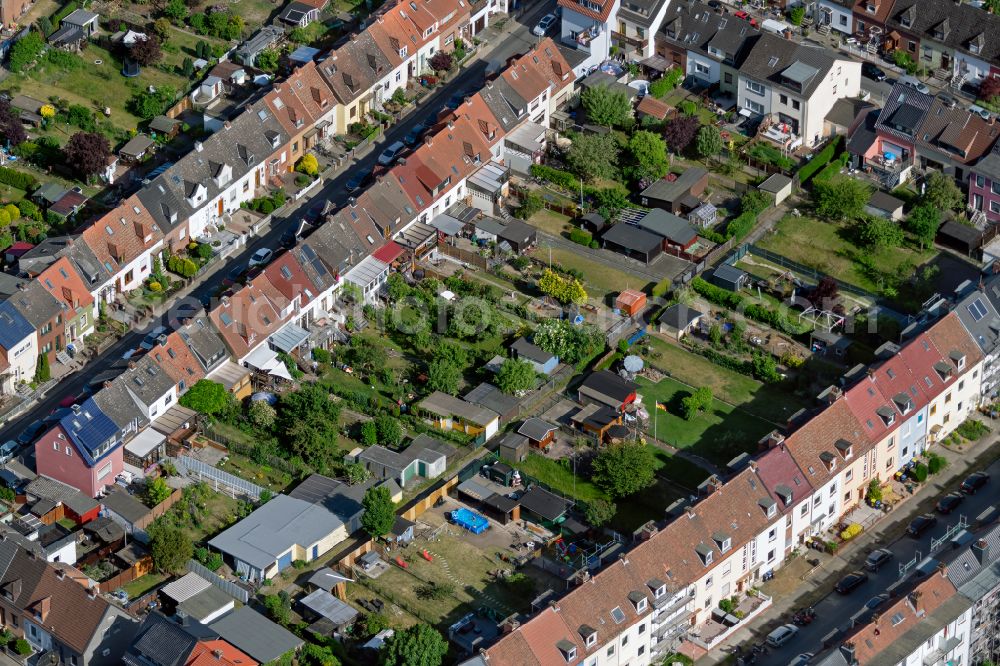 Bremen from the bird's eye view: Residential area a row house settlement with Gaerten between Wurthflether Strasse and Stubbener Strasse in the district Oslebshausen in Bremen, Germany