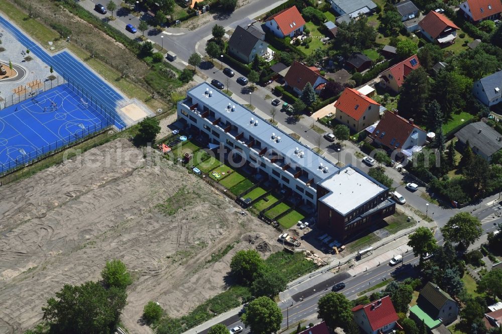 Aerial image Berlin - Residential area a row house settlement on Habichtshorst in Berlin, Germany