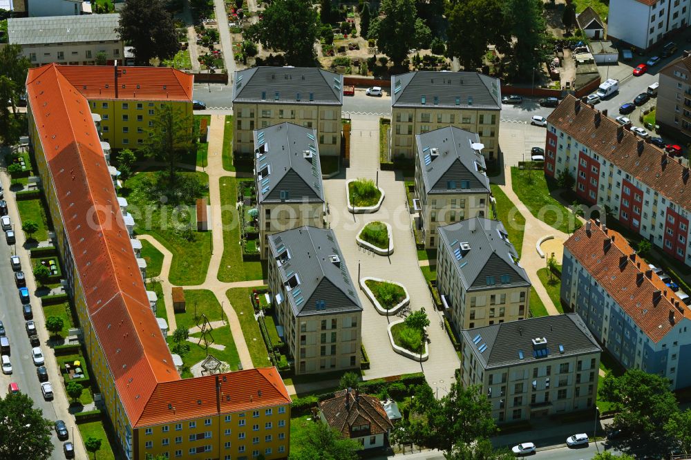 Hannover from above - Multi-family residential area in the form of a row house settlement on street Heinrich-Koehler-Hof in the district Vahrenwald in Hannover in the state Lower Saxony, Germany