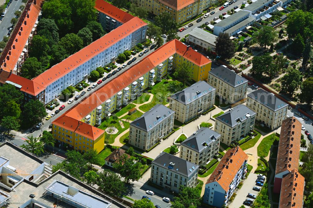 Hannover from the bird's eye view: Multi-family residential area in the form of a row house settlement on street Heinrich-Koehler-Hof in the district Vahrenwald in Hannover in the state Lower Saxony, Germany