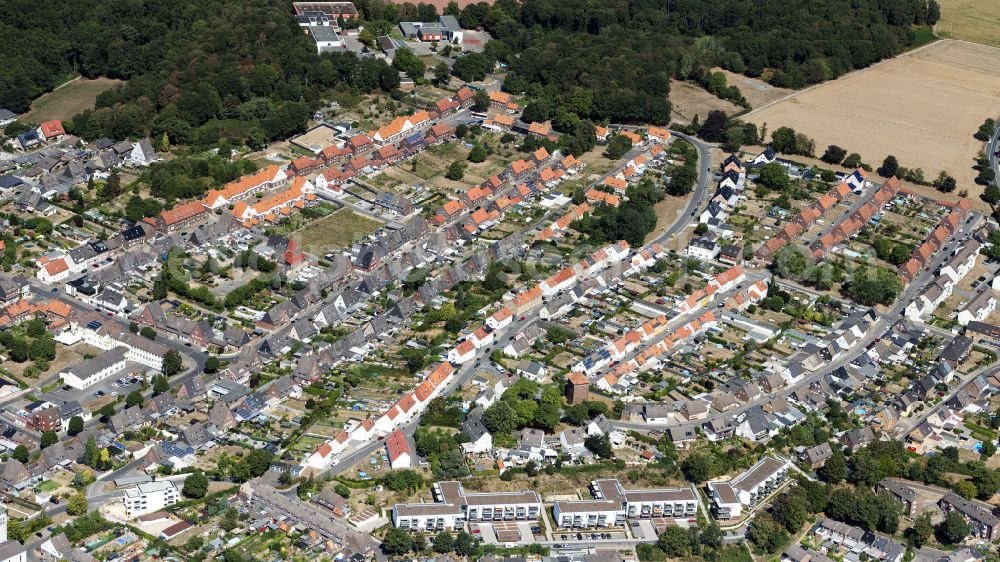 Aerial photograph Hückelhoven - Residential area a row house settlement in Hueckelhoven in the state North Rhine-Westphalia, Germany