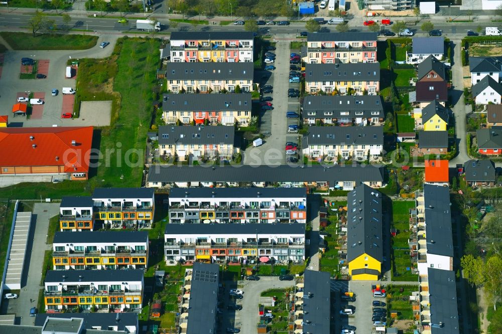 Berlin from the bird's eye view: Residential area a row house settlement on Heidenelkenweg - Philosophenweg in Berlin, Germany