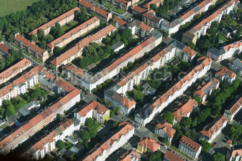 Leipzig from above - Residential area a row house settlement on Heinkstrasse in Leipzig in the state Saxony