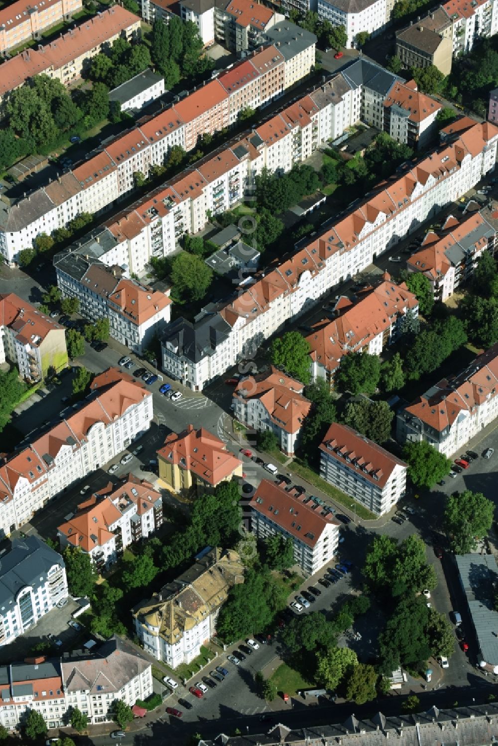 Aerial image Leipzig - Residential area a row house settlement on Heinkstrasse in Leipzig in the state Saxony