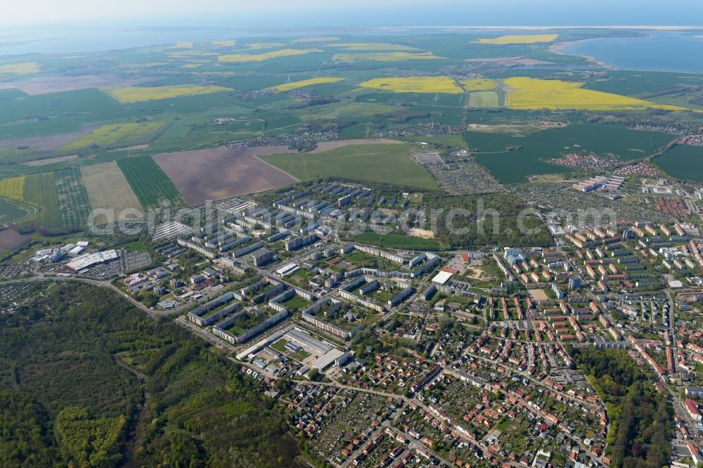 Stralsund from above - Residential area a row house settlement at the Heinrich-Heine Ring in the district Klein Kedingshagen in Stralsund in the state Mecklenburg - Western Pomerania