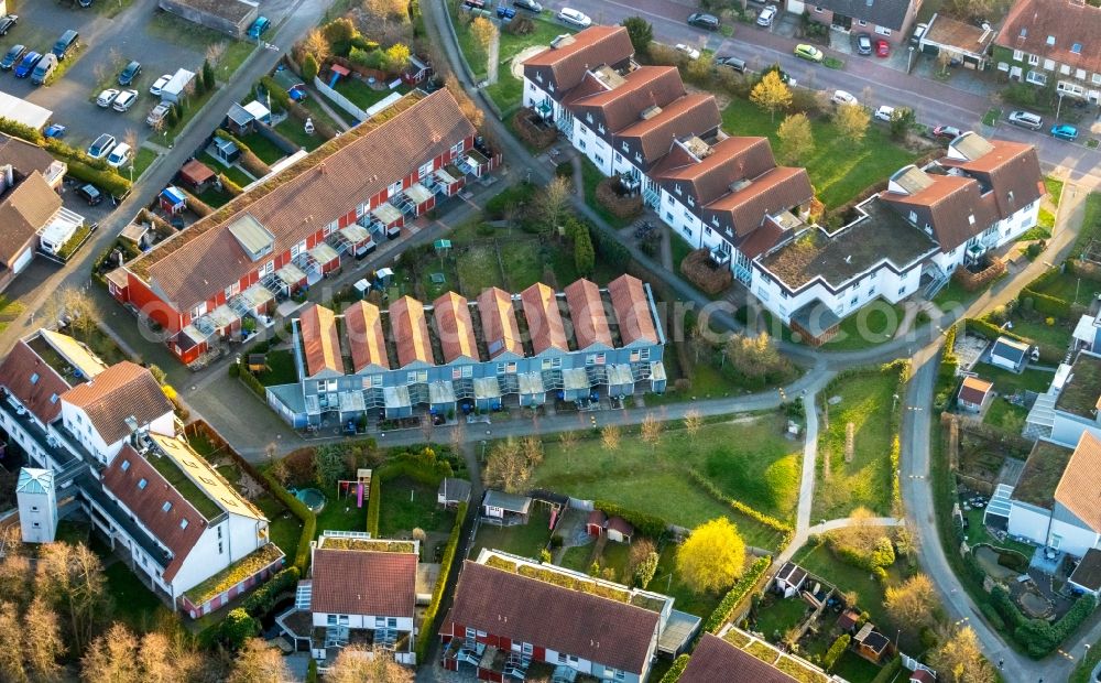 Hamm from above - Residential area a row house settlement Hoher Weg in the district Heessen in Hamm in the state North Rhine-Westphalia, Germany