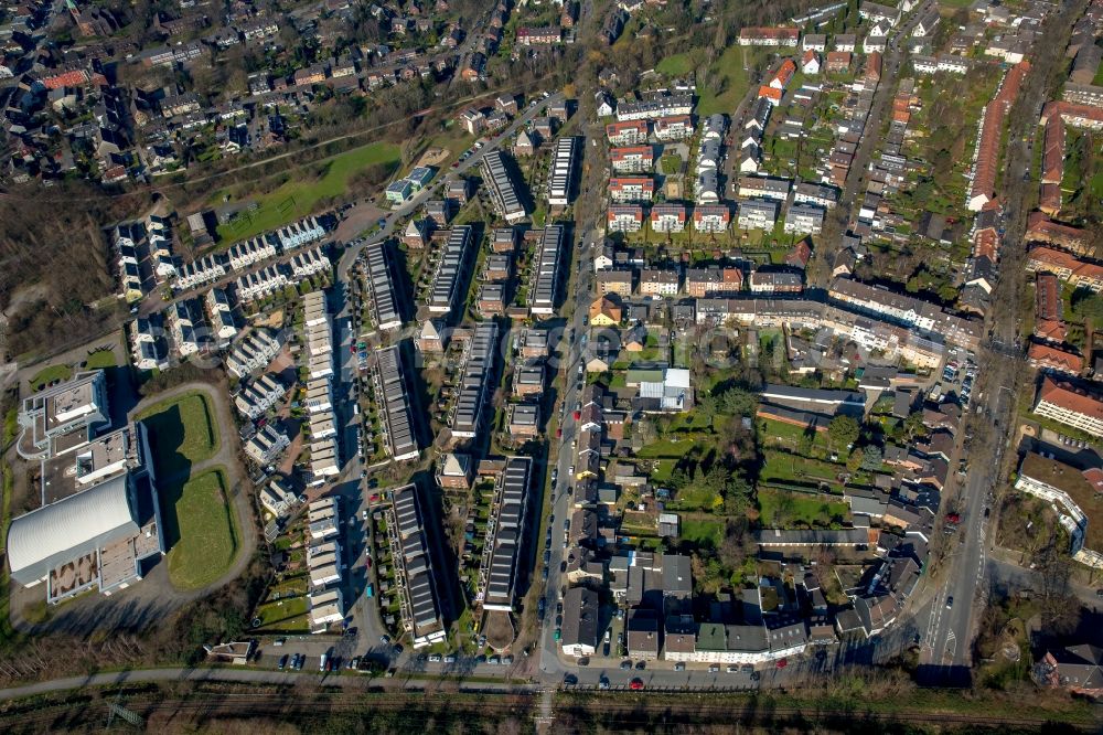 Oberhausen from the bird's eye view: Residential area a row house settlement on Kampstrasse - Auf of Hoehe in the district Osterfeld in Oberhausen at Ruhrgebiet in the state North Rhine-Westphalia, Germany