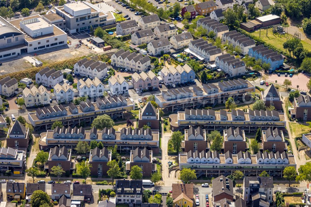 Oberhausen from above - Residential area a row house settlement on Kampstrasse - Auf of Hoehe in the district Osterfeld in Oberhausen at Ruhrgebiet in the state North Rhine-Westphalia, Germany