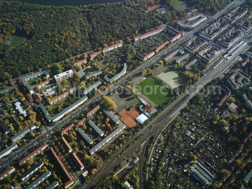 Berlin from the bird's eye view: Residential area a row house settlement Koepenicker Landstrasse and Neue Krugeallee in Berlin