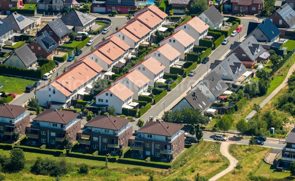 Aerial photograph Beckum - Residential area a row house settlement on Lupinenstrasse in Beckum in the state North Rhine-Westphalia, Germany