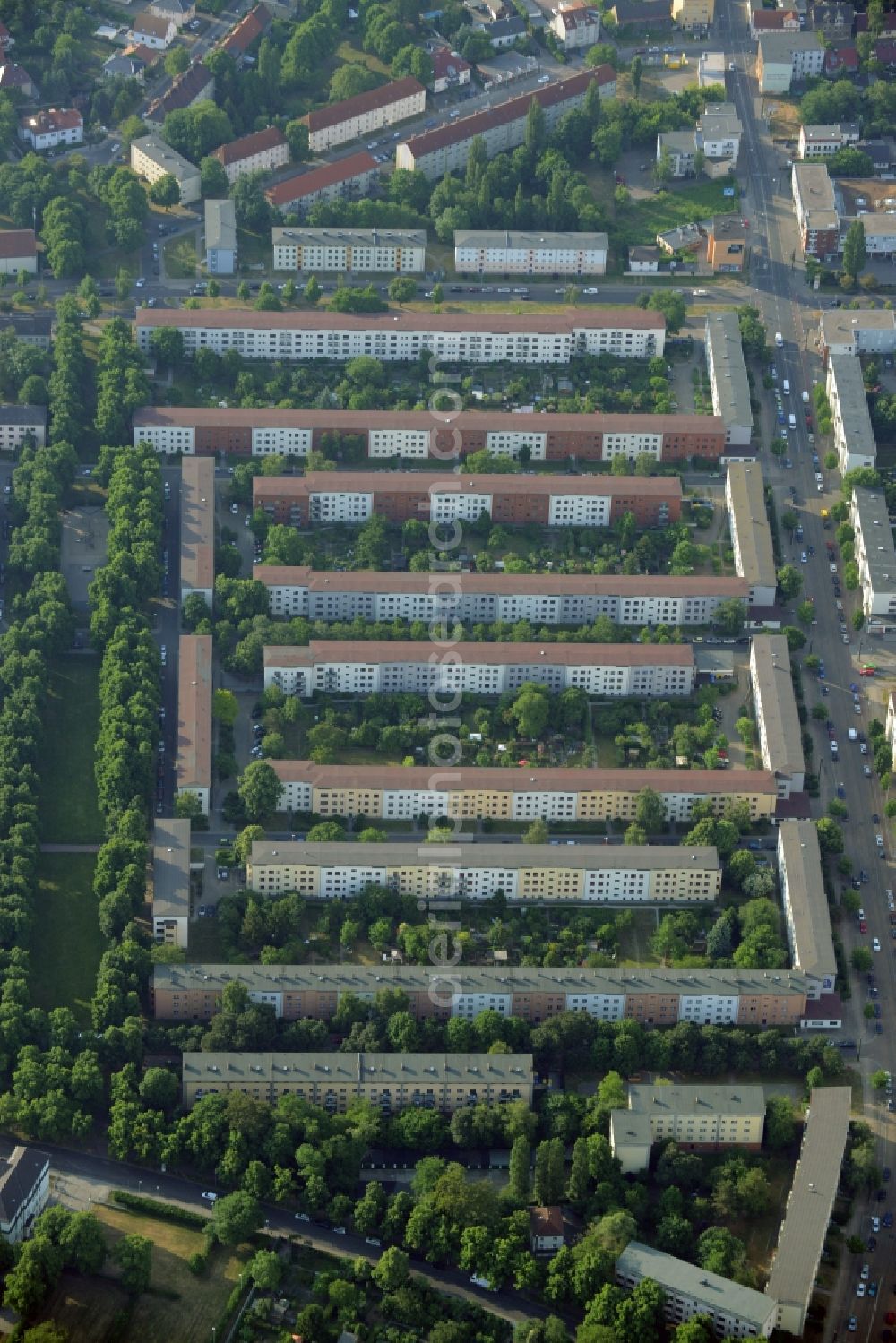 Magdeburg from above - Residential area a row house settlement in the Herweghstrasse in Magdeburg in the state Saxony-Anhalt