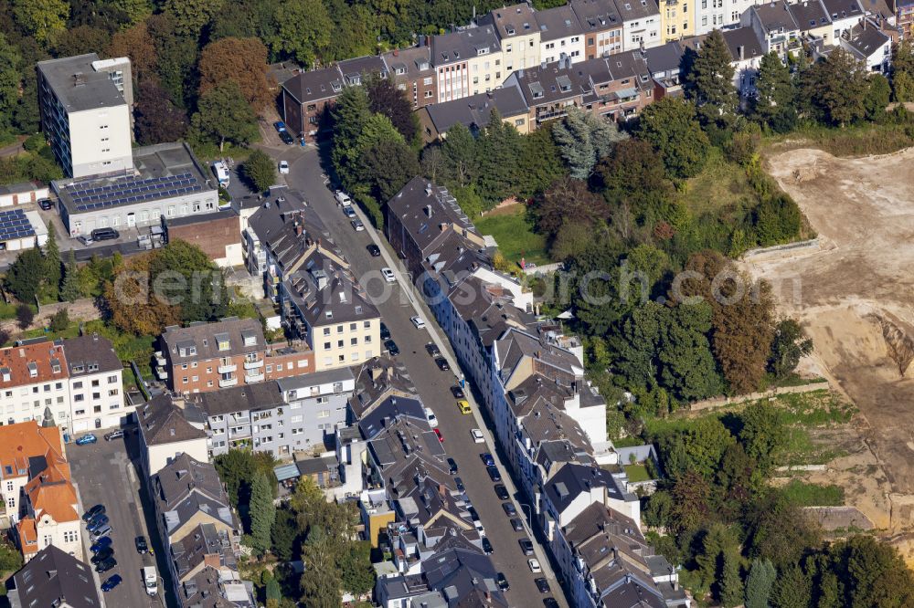 Aerial image Mönchengladbach - Multi-family residential area in the form of a terraced house settlement on Barbarossastrasse in Moenchengladbach in the federal state of North Rhine-Westphalia, Germany