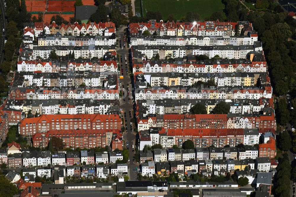 Lübeck from the bird's eye view: Residential area a row house settlement Morkerkestrasse - Reiherstieg - Attendornstrasse in Luebeck in the state Schleswig-Holstein, Germany