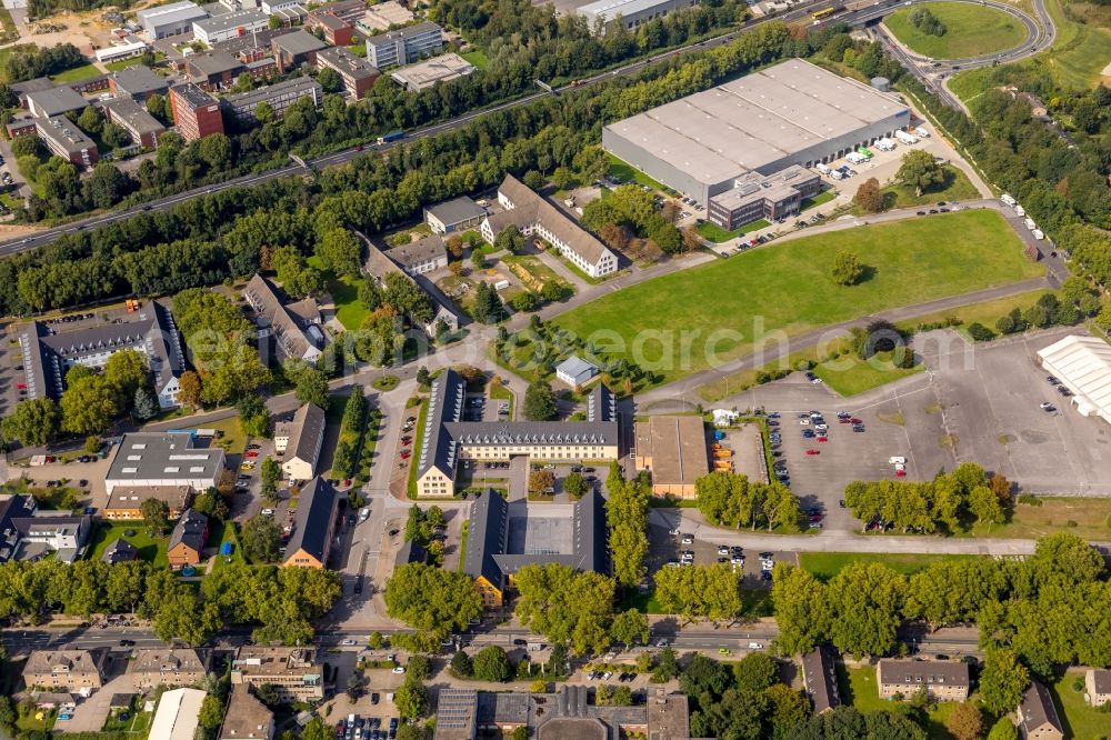 Essen from the bird's eye view: Residential area a row house settlement neben dem Gebaeude of Medizintechnikvertriebs of Roeser Medical GmbH in Essen in the state North Rhine-Westphalia, Germany