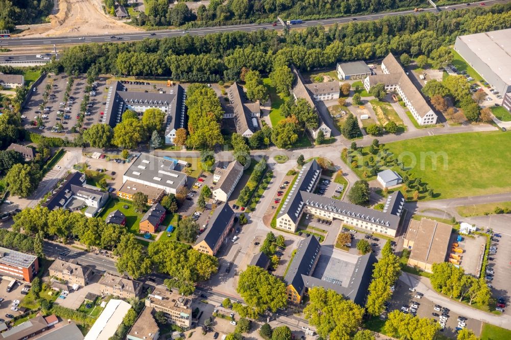 Aerial image Essen - Residential area a row house settlement neben dem Gebaeude of Medizintechnikvertriebs of Roeser Medical GmbH in Essen in the state North Rhine-Westphalia, Germany