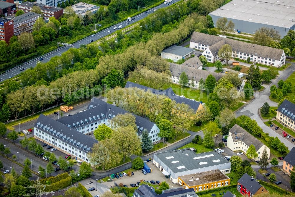 Aerial image Essen - Residential area a row house settlement neben dem Gebaeude of Medizintechnikvertriebs of Roeser Medical GmbH in Essen in the state North Rhine-Westphalia, Germany