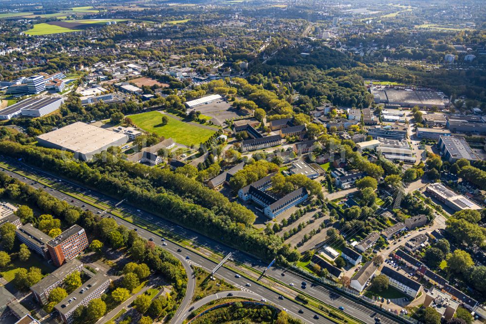 Aerial photograph Essen - Residential area a row house settlement neben dem Gebaeude of Medizintechnikvertriebs of Roeser Medical GmbH in Essen in the state North Rhine-Westphalia, Germany