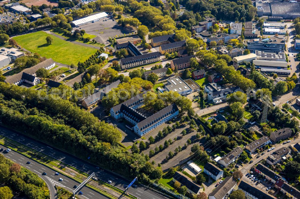 Essen from above - Residential area a row house settlement neben dem Gebaeude of Medizintechnikvertriebs of Roeser Medical GmbH in Essen in the state North Rhine-Westphalia, Germany