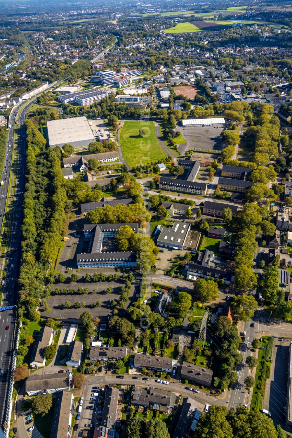 Essen from the bird's eye view: Residential area a row house settlement neben dem Gebaeude of Medizintechnikvertriebs of Roeser Medical GmbH in Essen in the state North Rhine-Westphalia, Germany