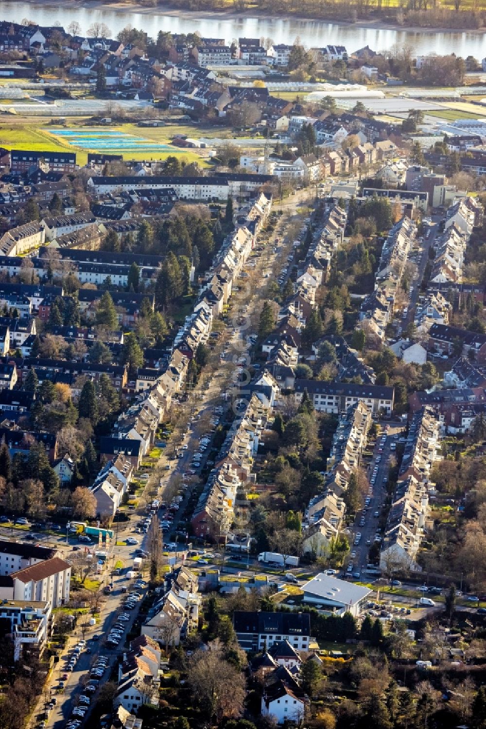 Aerial photograph Düsseldorf - Residential area a row house settlement on Nievenheimer Strasse in the district Bilk in Duesseldorf at Ruhrgebiet in the state North Rhine-Westphalia, Germany