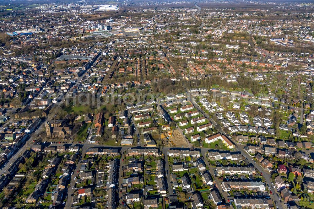 Aerial image Oberhausen - Residential area a row house settlement in Oberhausen at Ruhrgebiet in the state North Rhine-Westphalia, Germany