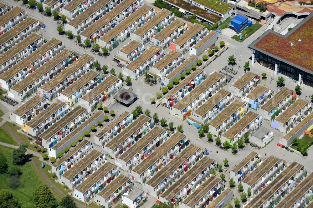 Aerial image München - Residential area a row house settlement on olympischen Dorf in the district Milbertshofen-Am Hart in Munich in the state Bavaria, Germany